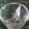 WASSERGLAS mit TRENNWAND je 8 cm Höhe und Durchmesser aus stabilem Glas: ermöglicht das Malen mit mehr und weniger verunreinigtem Wasser. 